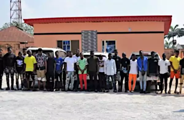 Busted: EFCC storms Yahoo-Boys’ den, arrests kingpin, 26 others